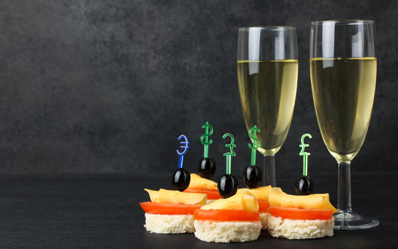 Два бокала шампанского на столе с канапе