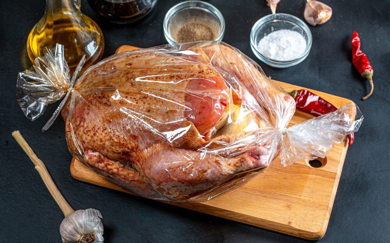 Курица в пакете готовится к запеканию 