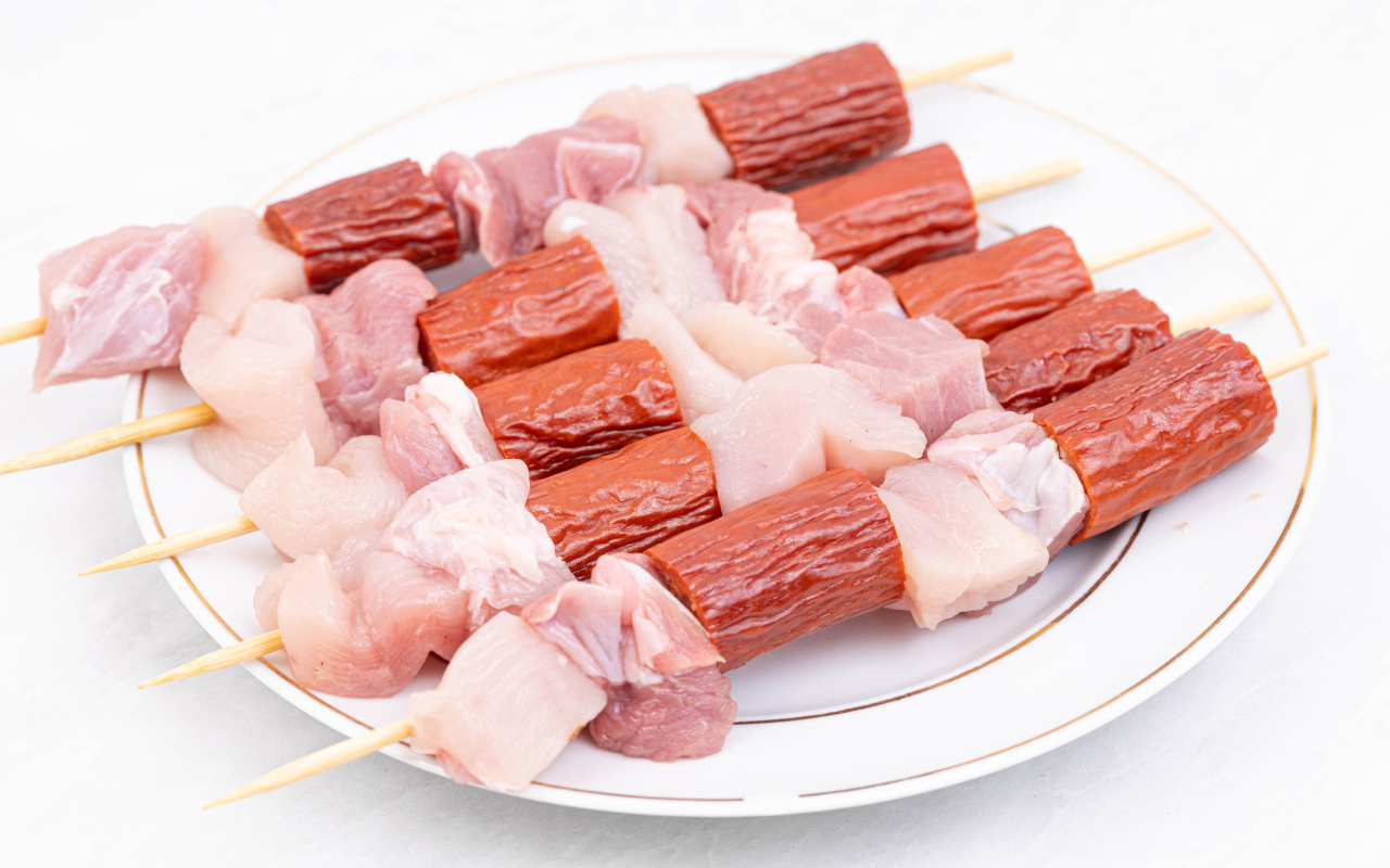 Шашлык из мяса и колбасок на шпажках 