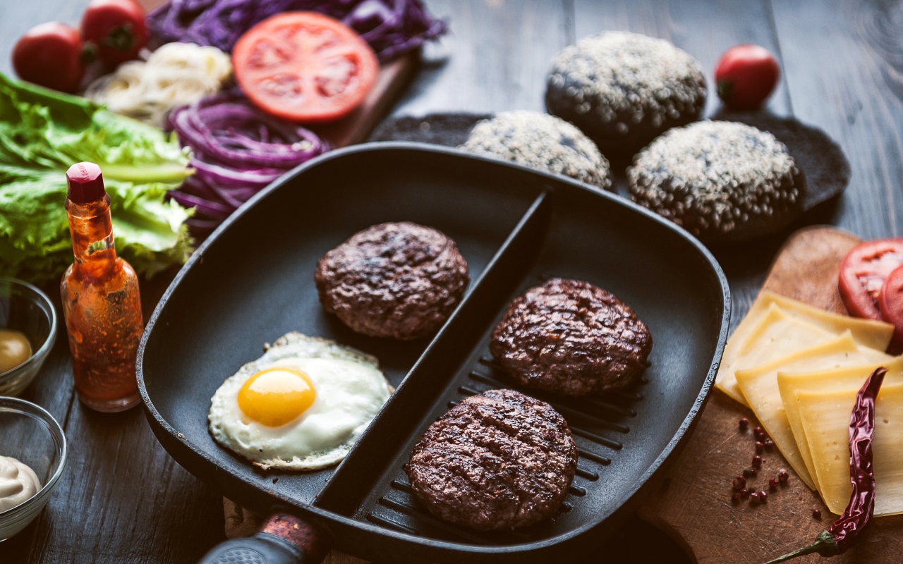 Три котлеты на сковородке с яичницей