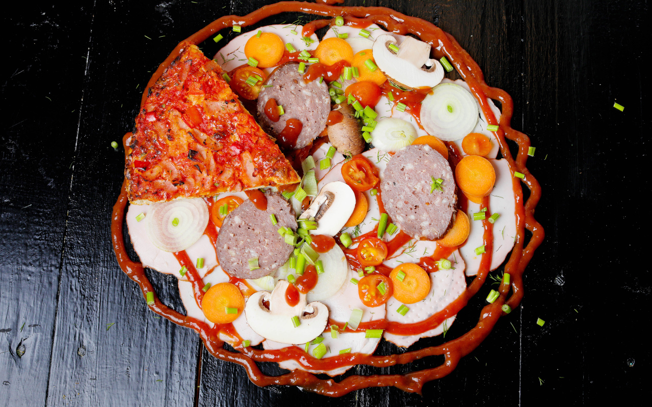 Пицца с овощами и колбасой на столе с кетчупом 