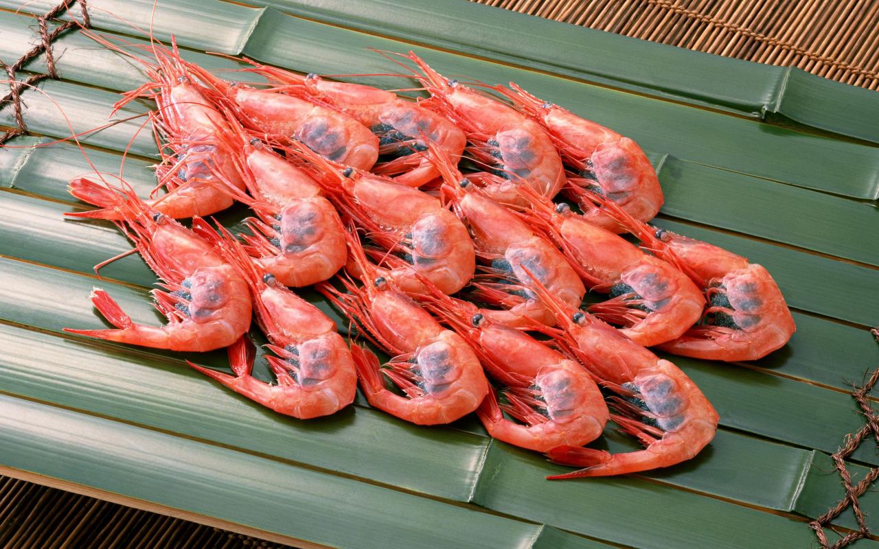 Вареные креветки на бамбуковой тарелке