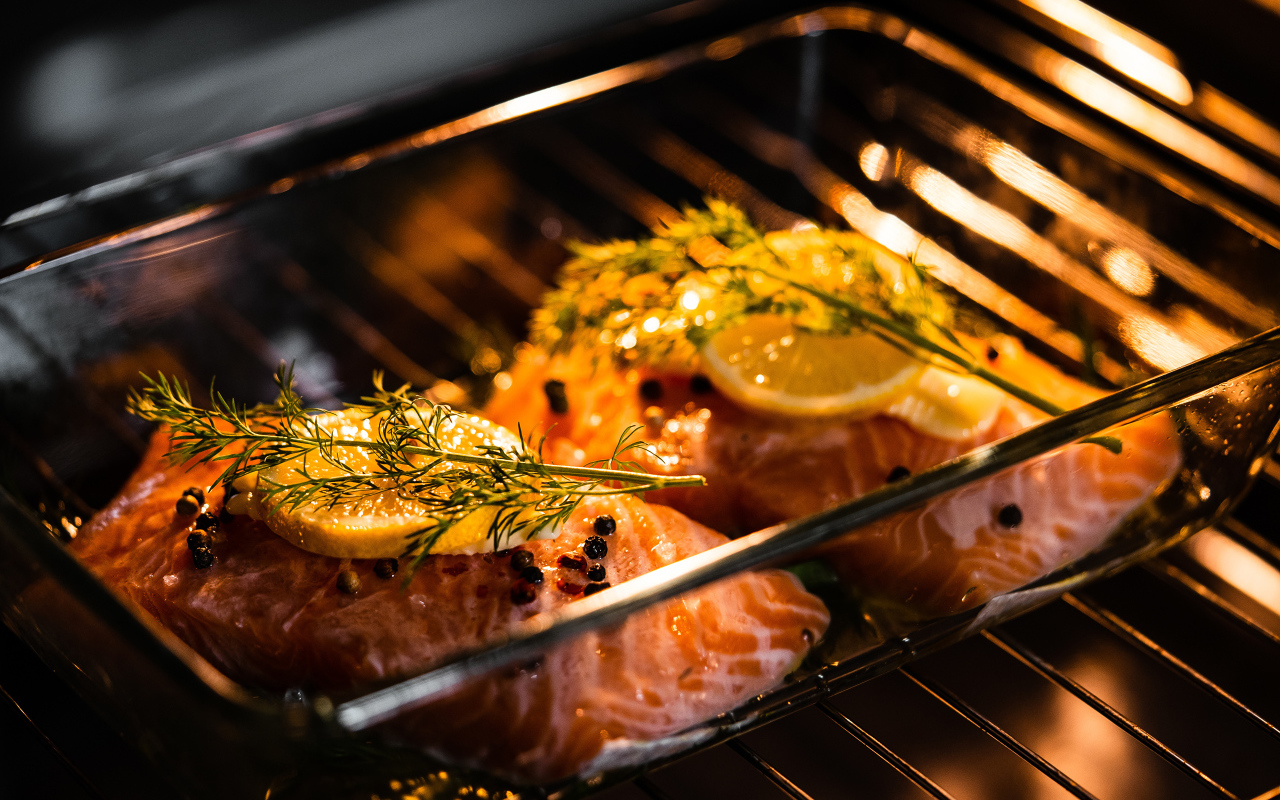 Кусочки красной рыбы на противне с лимоном 