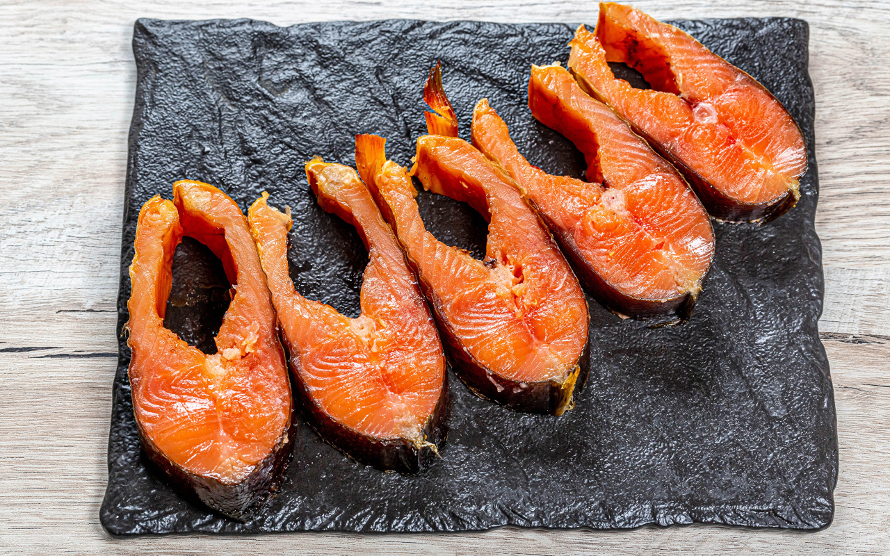 Вкусная красная рыба на столе