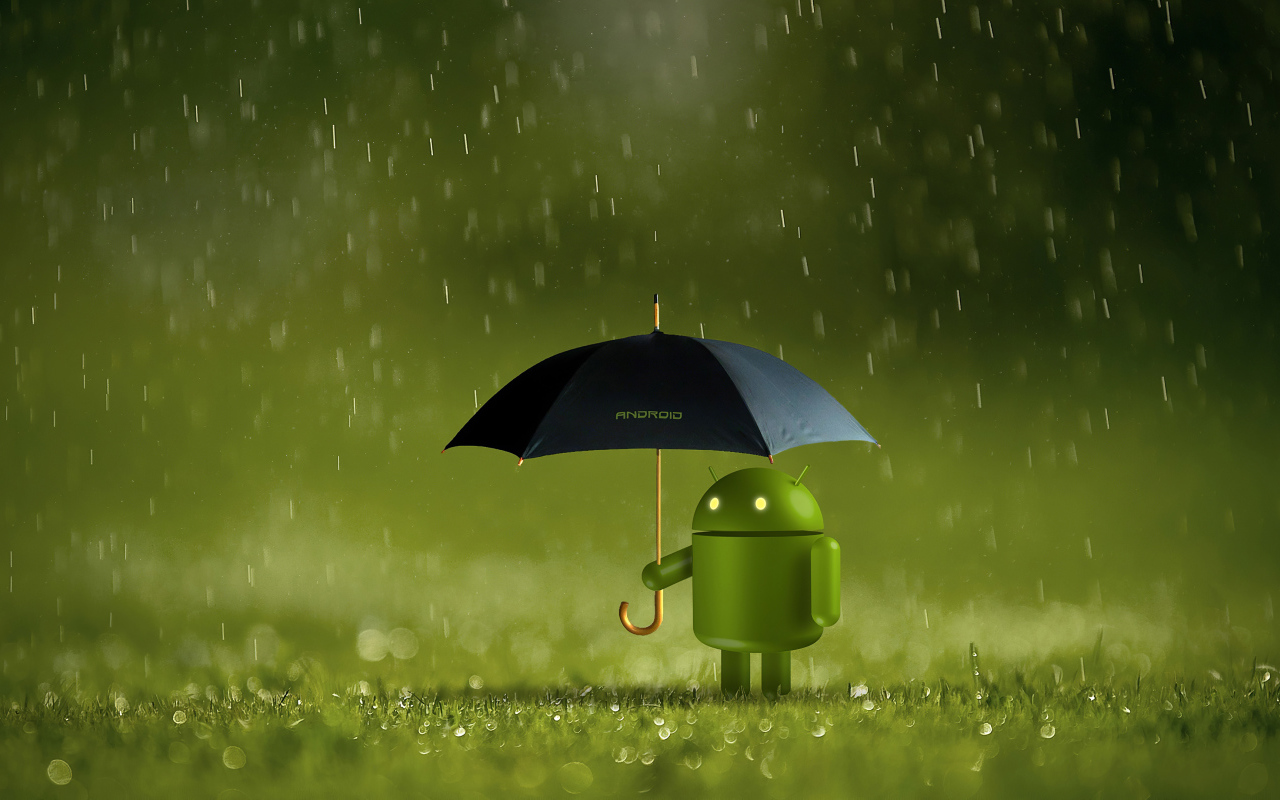 Зеленый Android стоит на траве под зонтом
