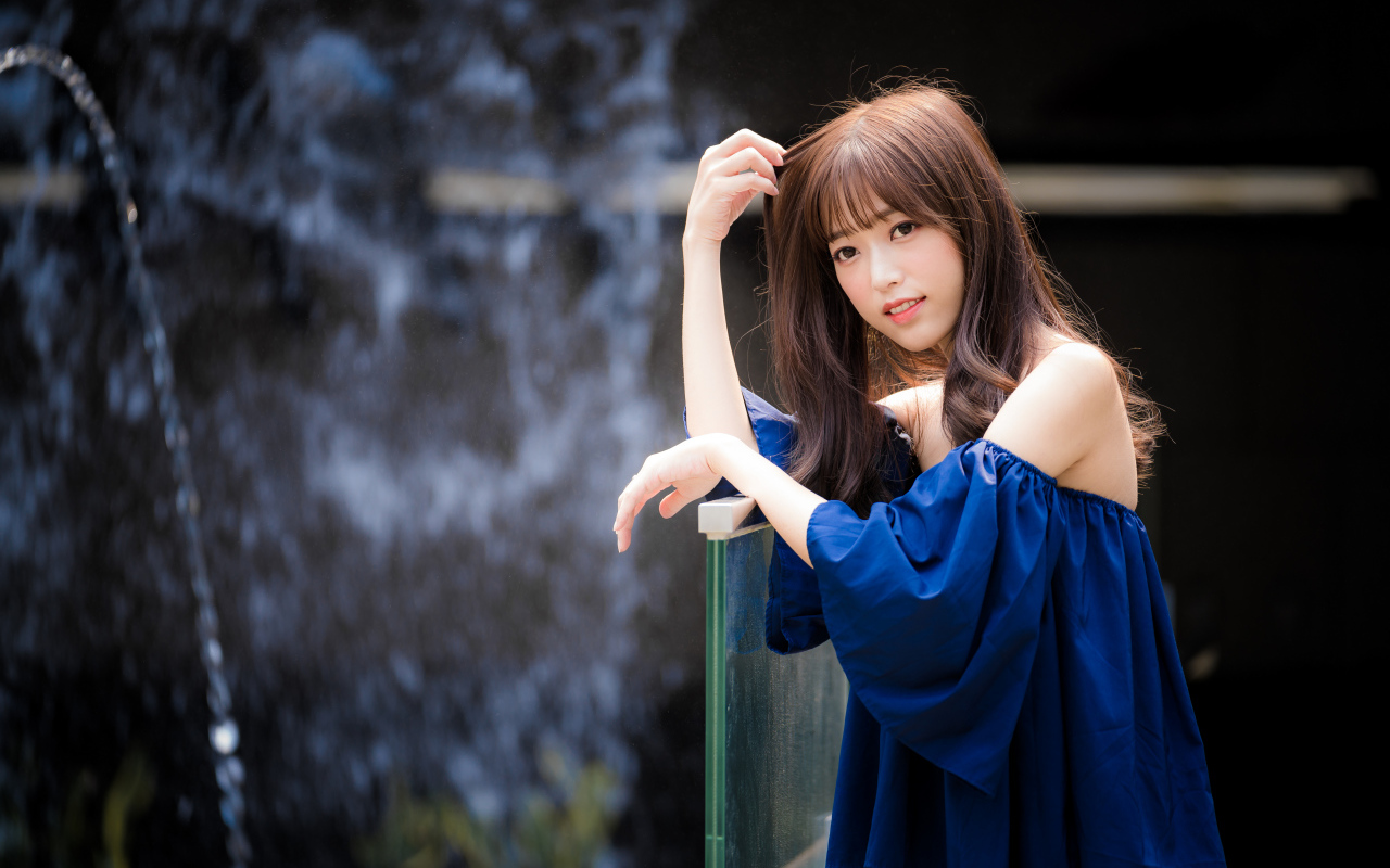 Девушка азиатка в синем красивом наряде