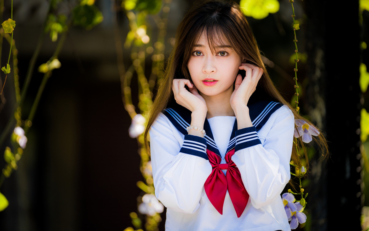 Девушка азиатка в рубашке с бантом 