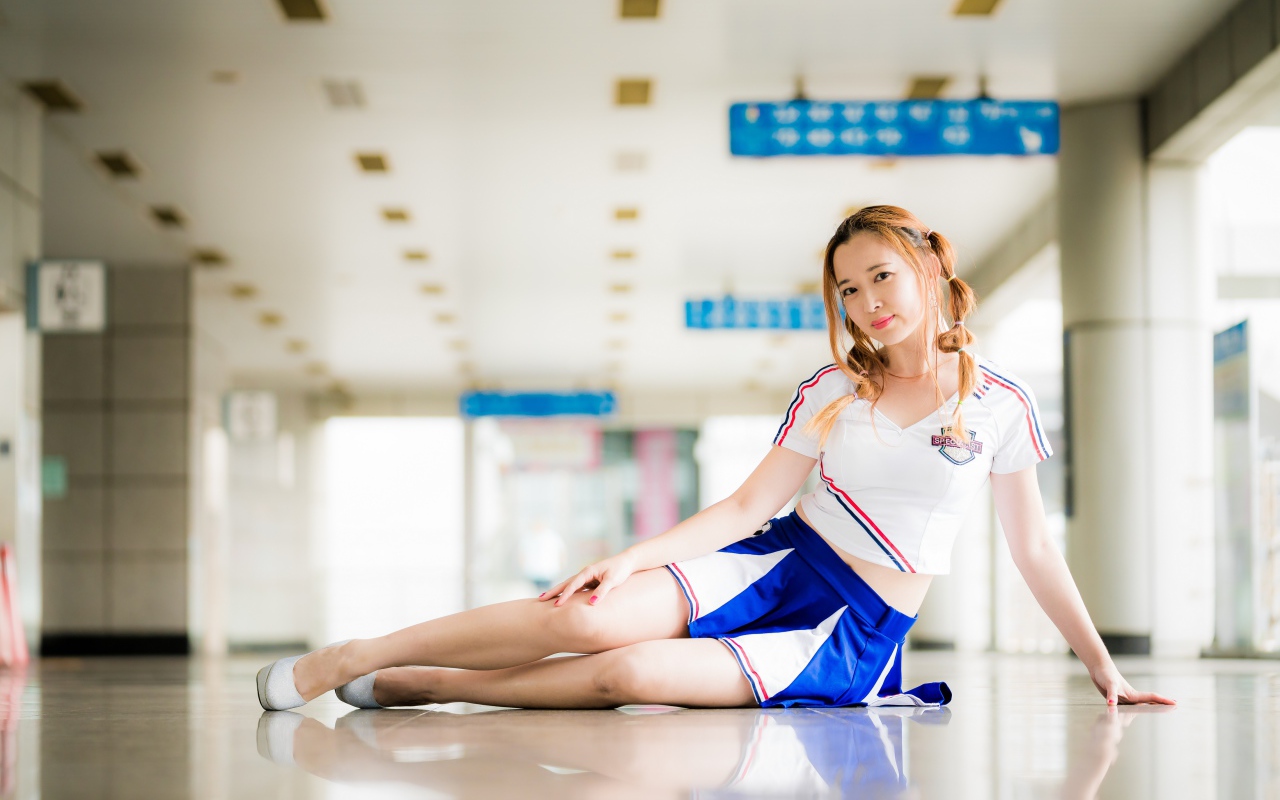 Девушка азиатка в спортивной форме