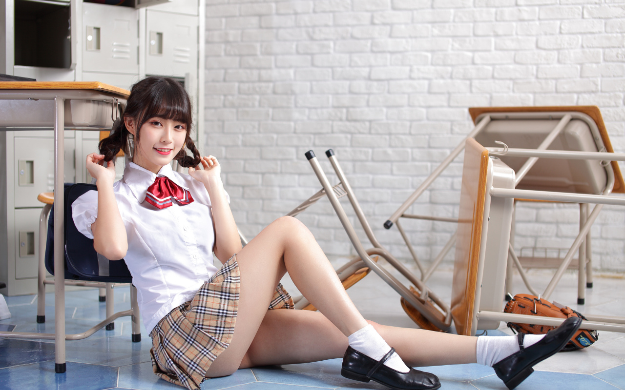 Девушка азиатка в школьной форме в классе