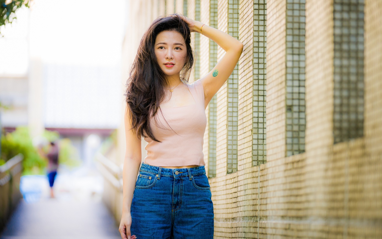 Красивая азиатка в синих джинсах