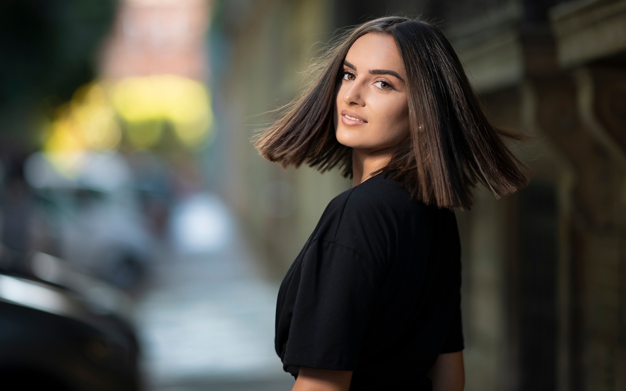 Красивая кареглазая брюнетка в черном платье 