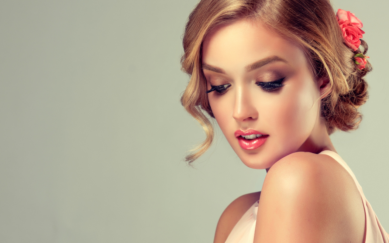 Красивая милая девушка со стильной прической на сером фоне