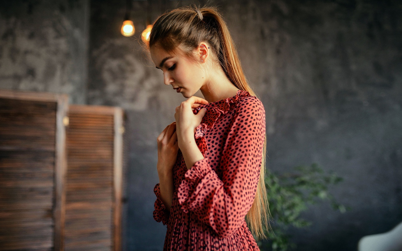 Красивая девушка в пятнистом розовом платье 