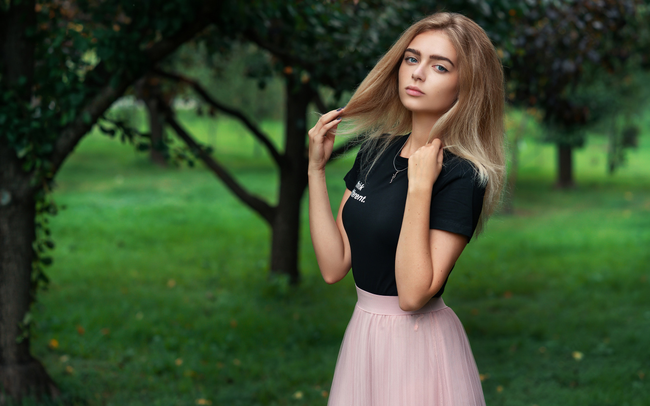 Красивая девушка в костюме в парке