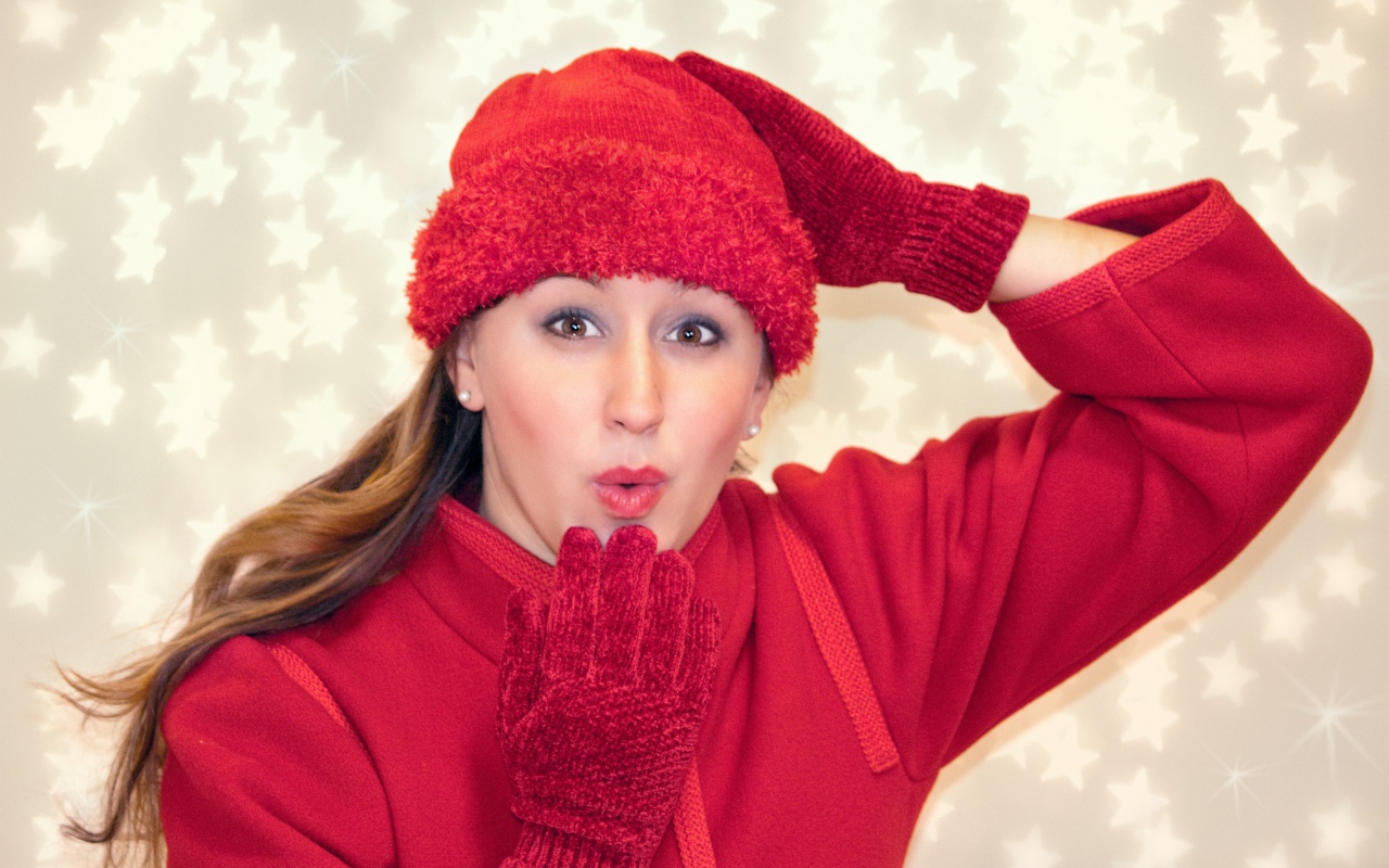 Красивая девушка в красном шлет воздушный поцелуй