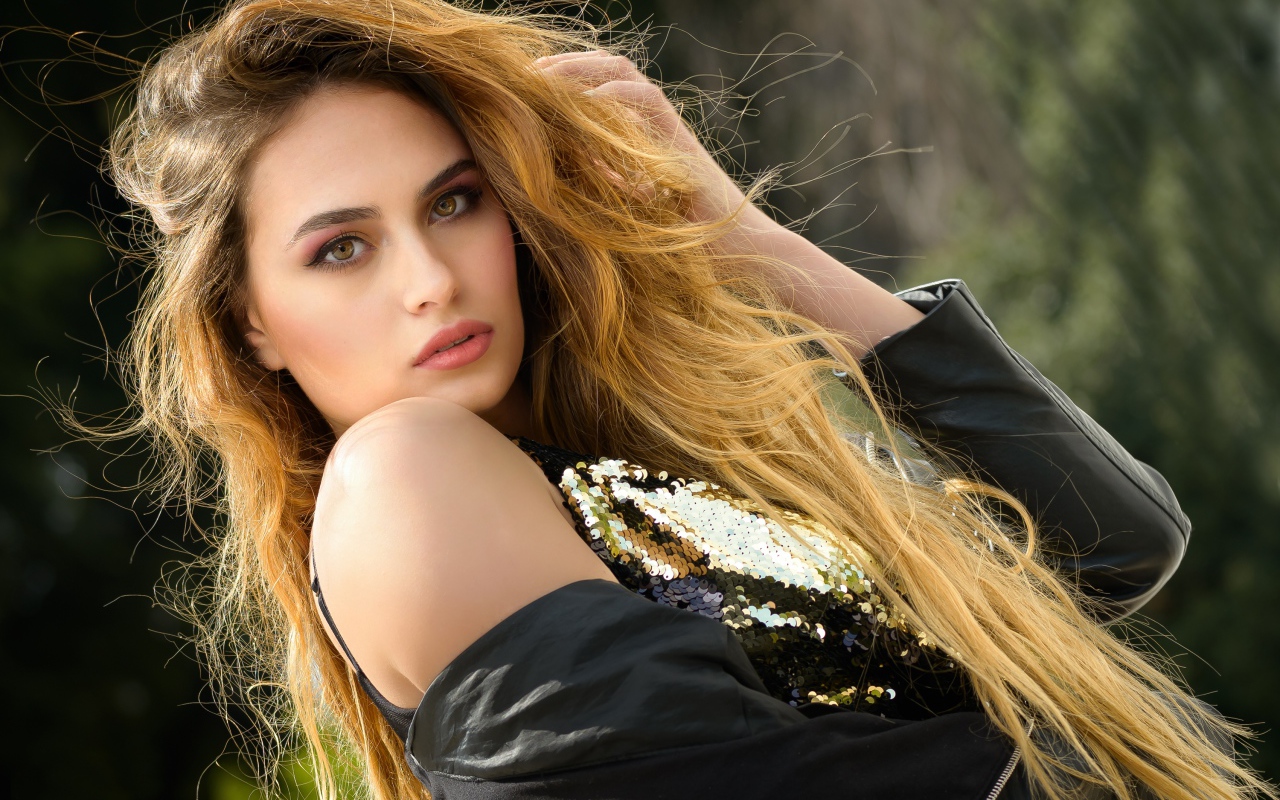 Красивая длинноволосая кареглазая девушка в черной куртке