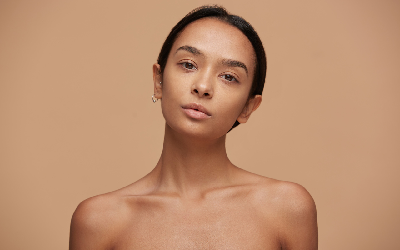 Красивая настоящая девушка с карими глазами