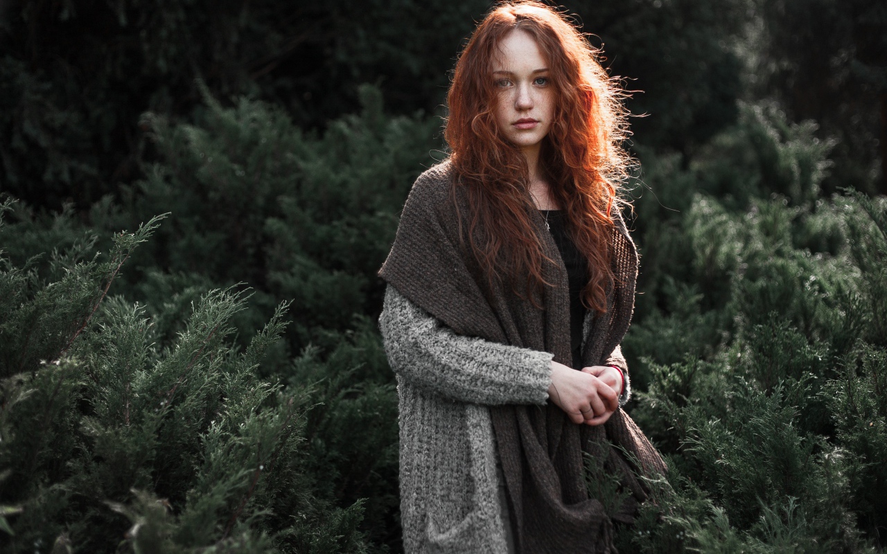Красивая рыжеволосая девушка в серой кофте 
