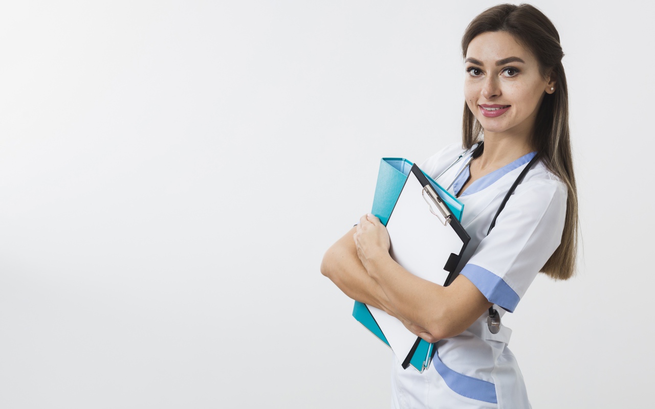 Красивая улыбающаяся девушка врач с папками на белом фоне 