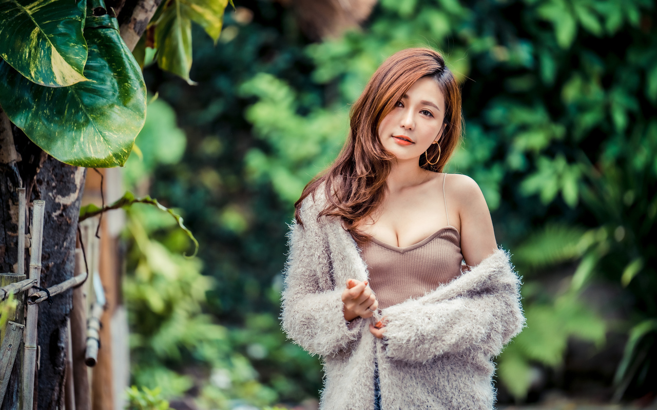 Кареглазая девушка азиатка в теплой кофте 