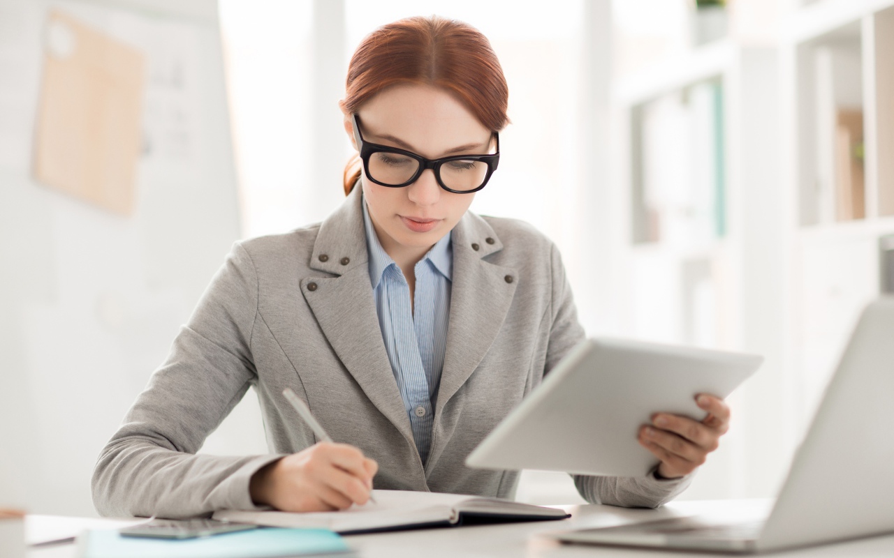 Деловая женщина в костюме за столом 