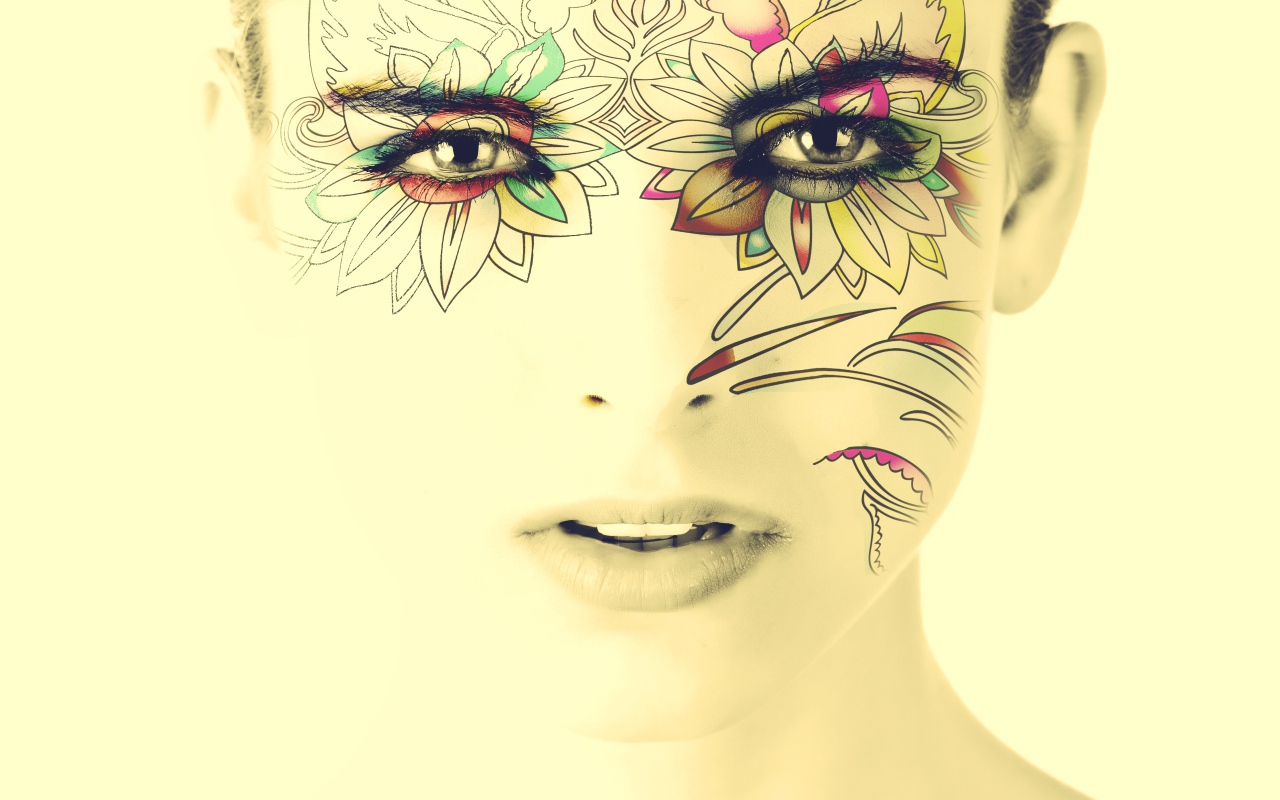 Рисунок на лице у девушки на белом фоне