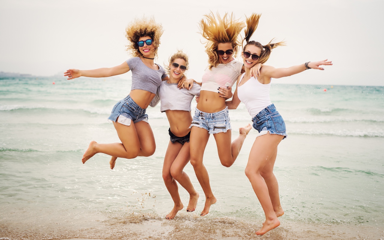 Четыре веселые девушки на берегу моря