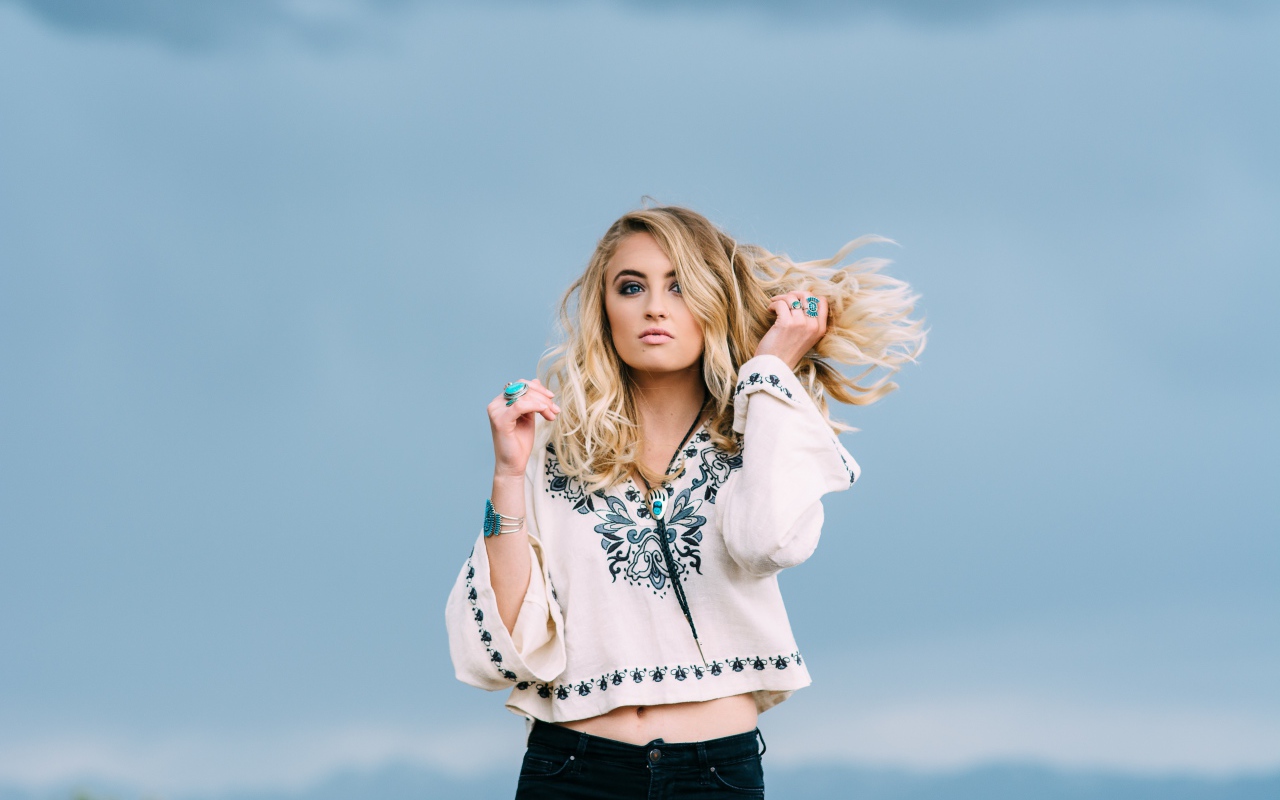 Девушка в красивой рубашке на фоне неба 