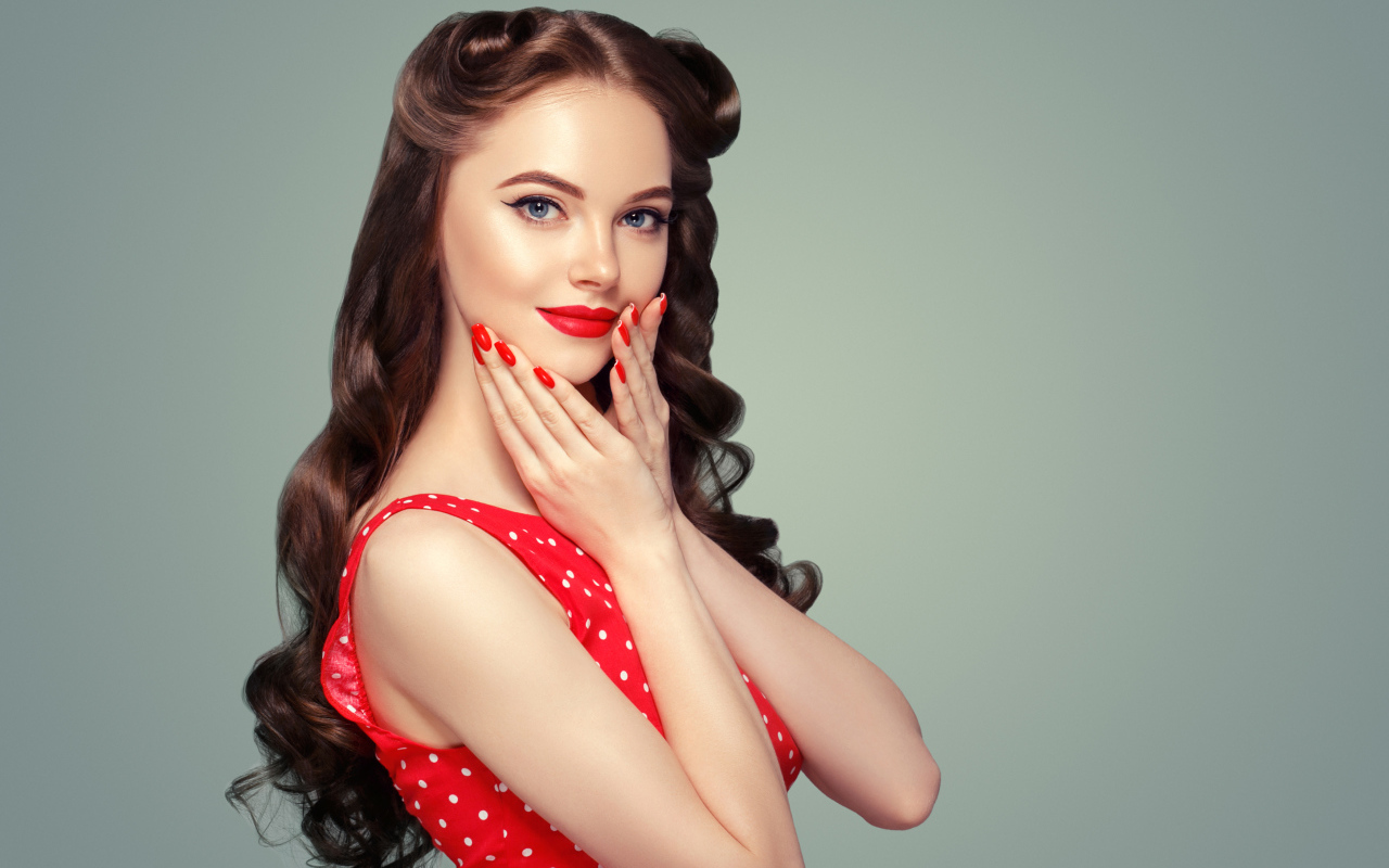 Девушка в красном платье с красивыми длинными волосами