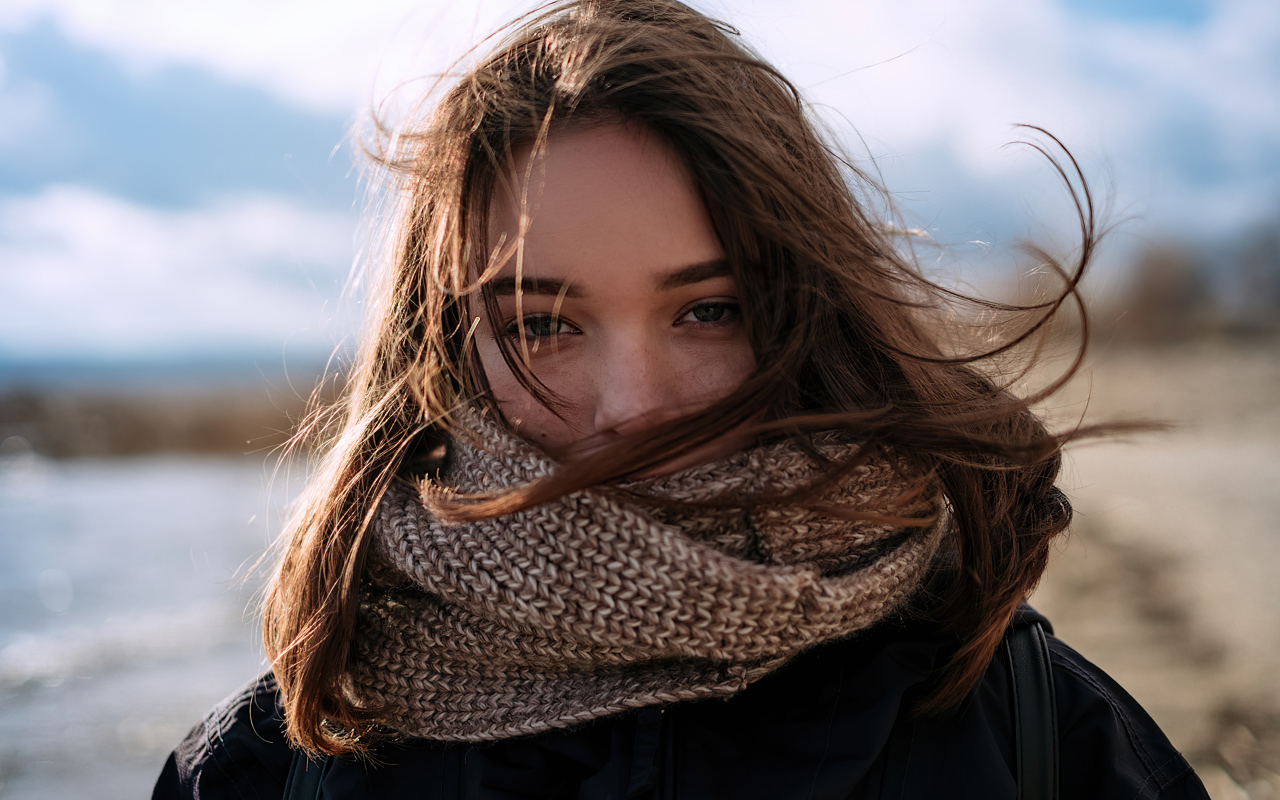 Девушка с теплым вязаным шарфом на лице
