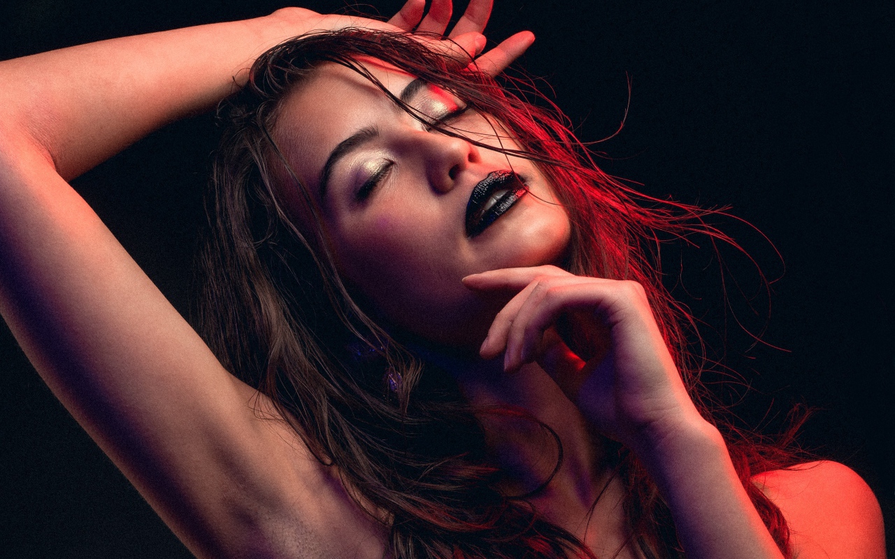 Девушка с закрытыми глазами с черной помадой на губах 