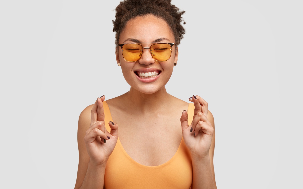 Девушка в очках загадывает желание 