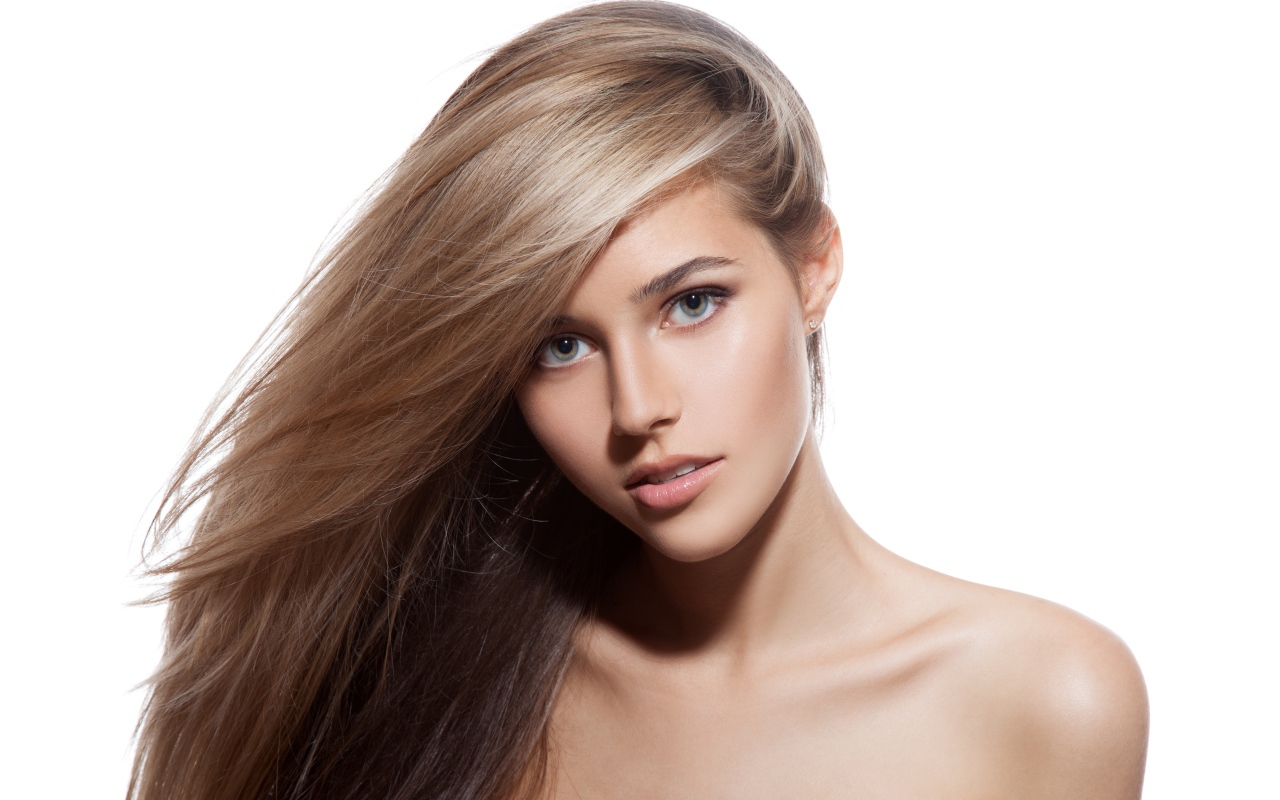 Настоящая молодая девушка блондинка с длинными волосами