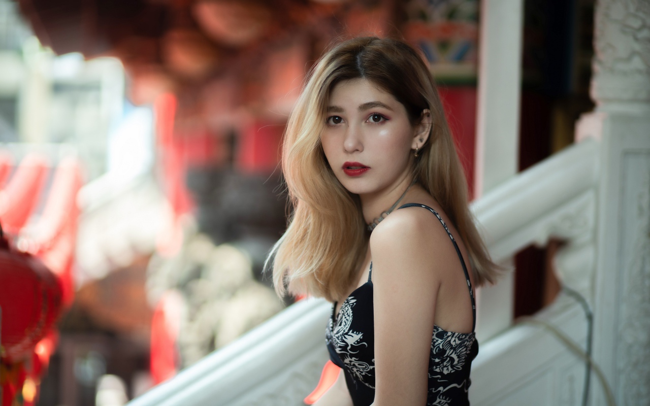 Грустный взгляд молодой стройной девушки