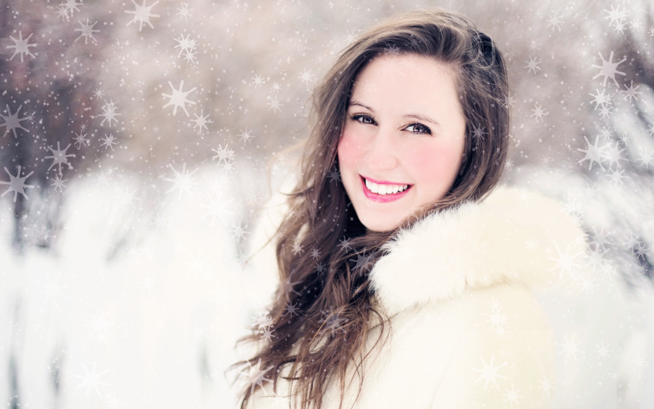 Улыбающаяся девушка в белой шубе на улице зимой 
