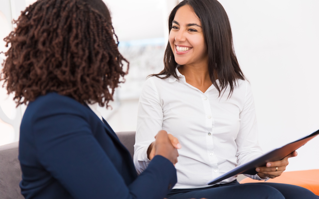 Улыбающаяся девушка заключила удачную сделку