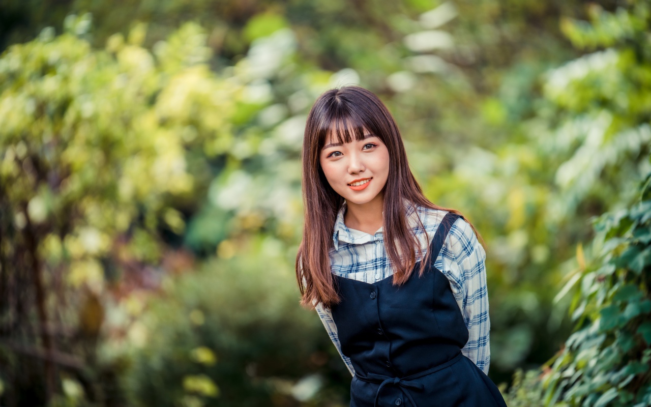 Молодая азиатка в рубашке и черном платье