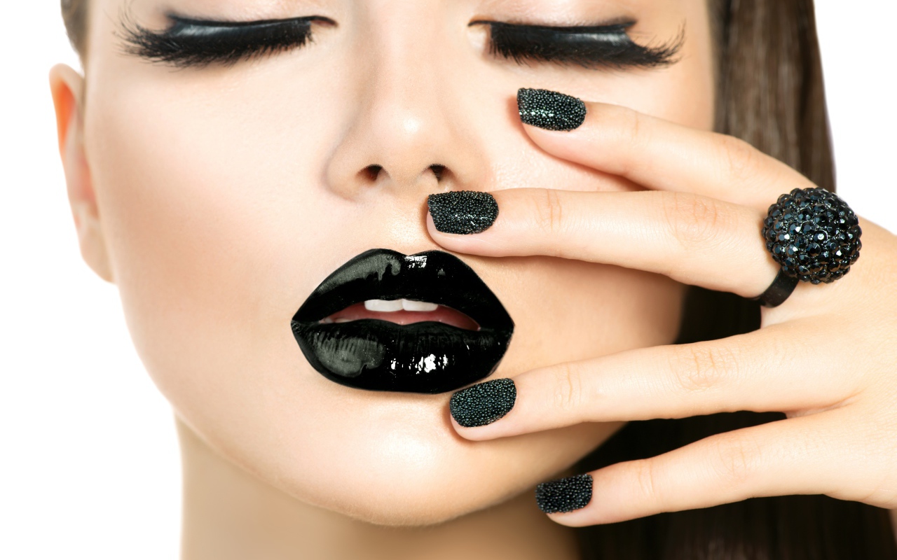 Молодая девушка с черным макияжем на белом фоне