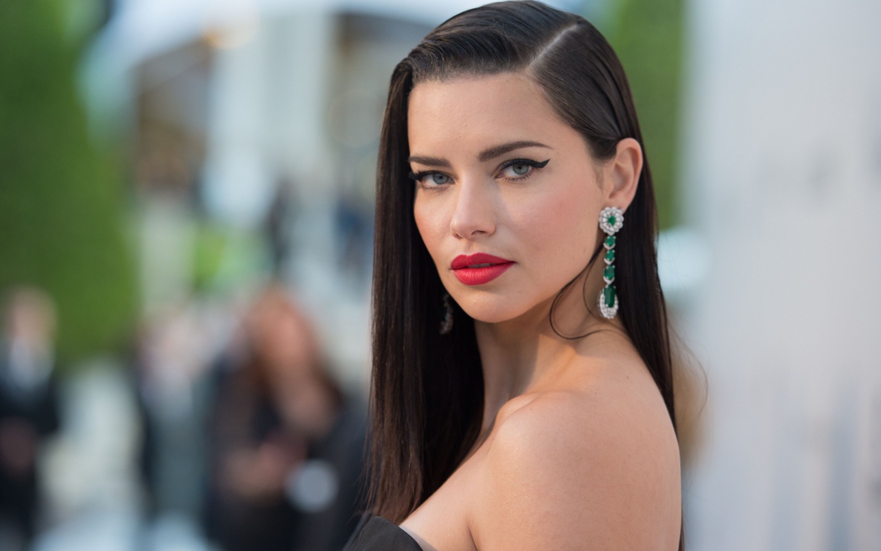 Модель Адриана Лима с красивыми украшениями 