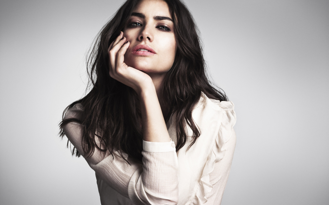 Южноафриканская модель Лорен Меллор на сером фоне