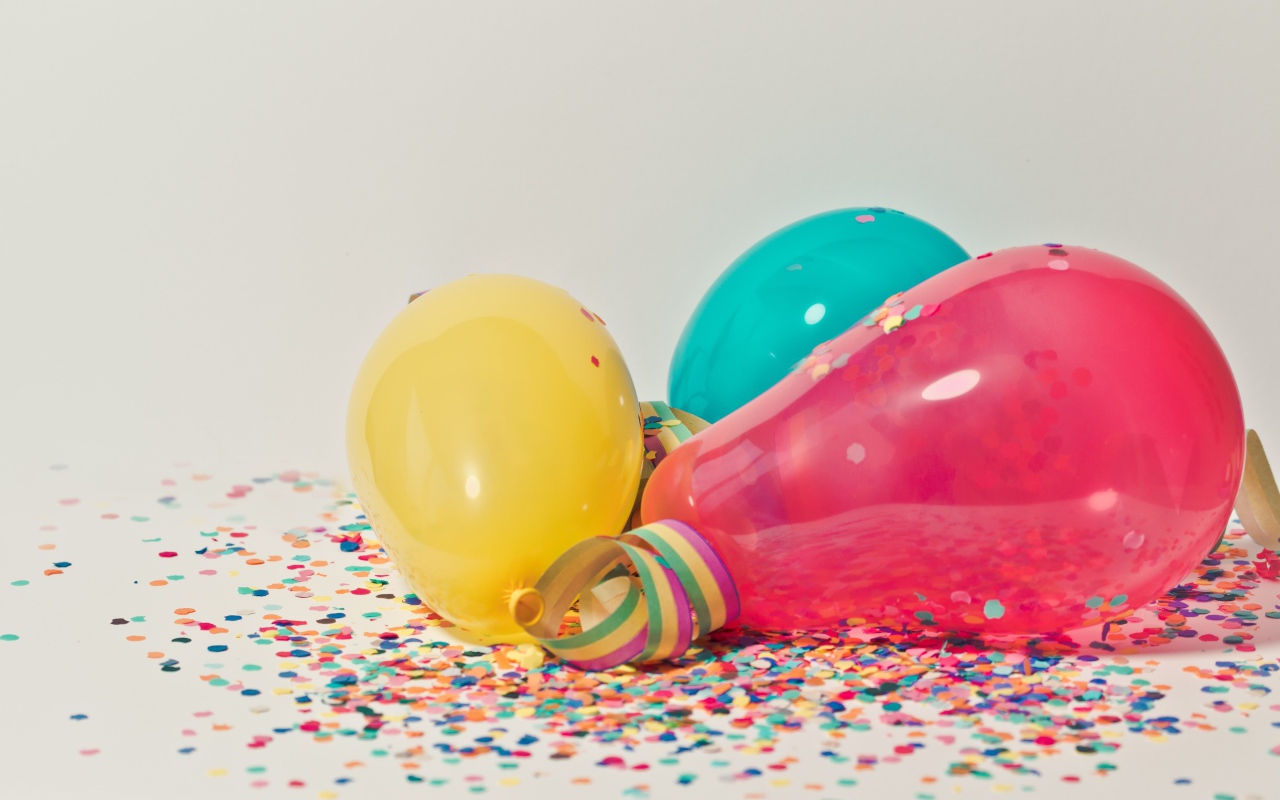 Воздушные шарики с конфетти на сером фоне