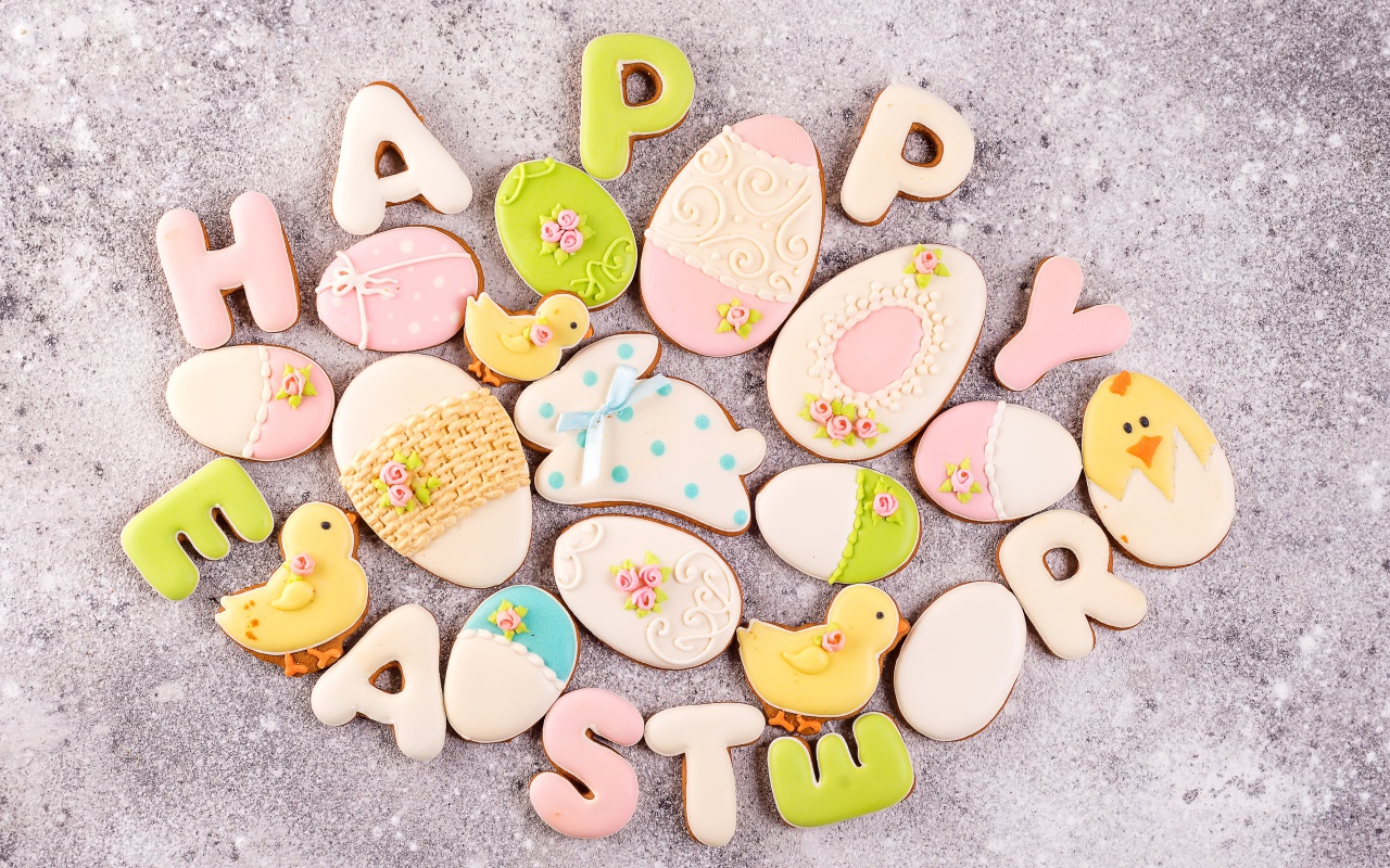 Печенье Счастливой Пасхи на сером столе