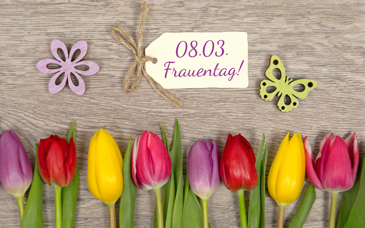 Букет разноцветных тюльпанов на 8 Марта