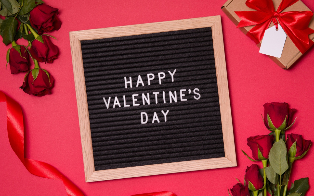 Красные розы и подарок на День Святого Валентина