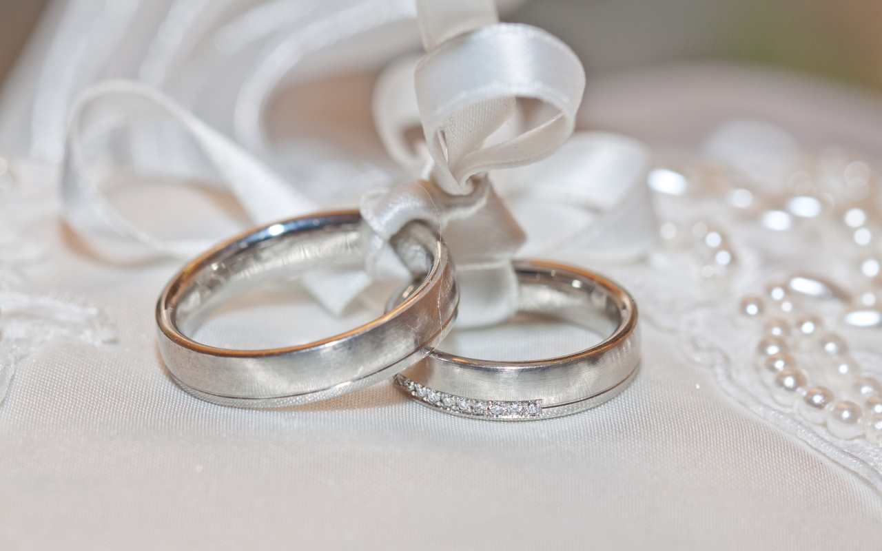 Два обручальных кольца на подушке с ленточкой