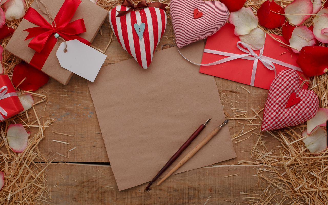 Сердечки из ткани на столе с бумагой и подарками 