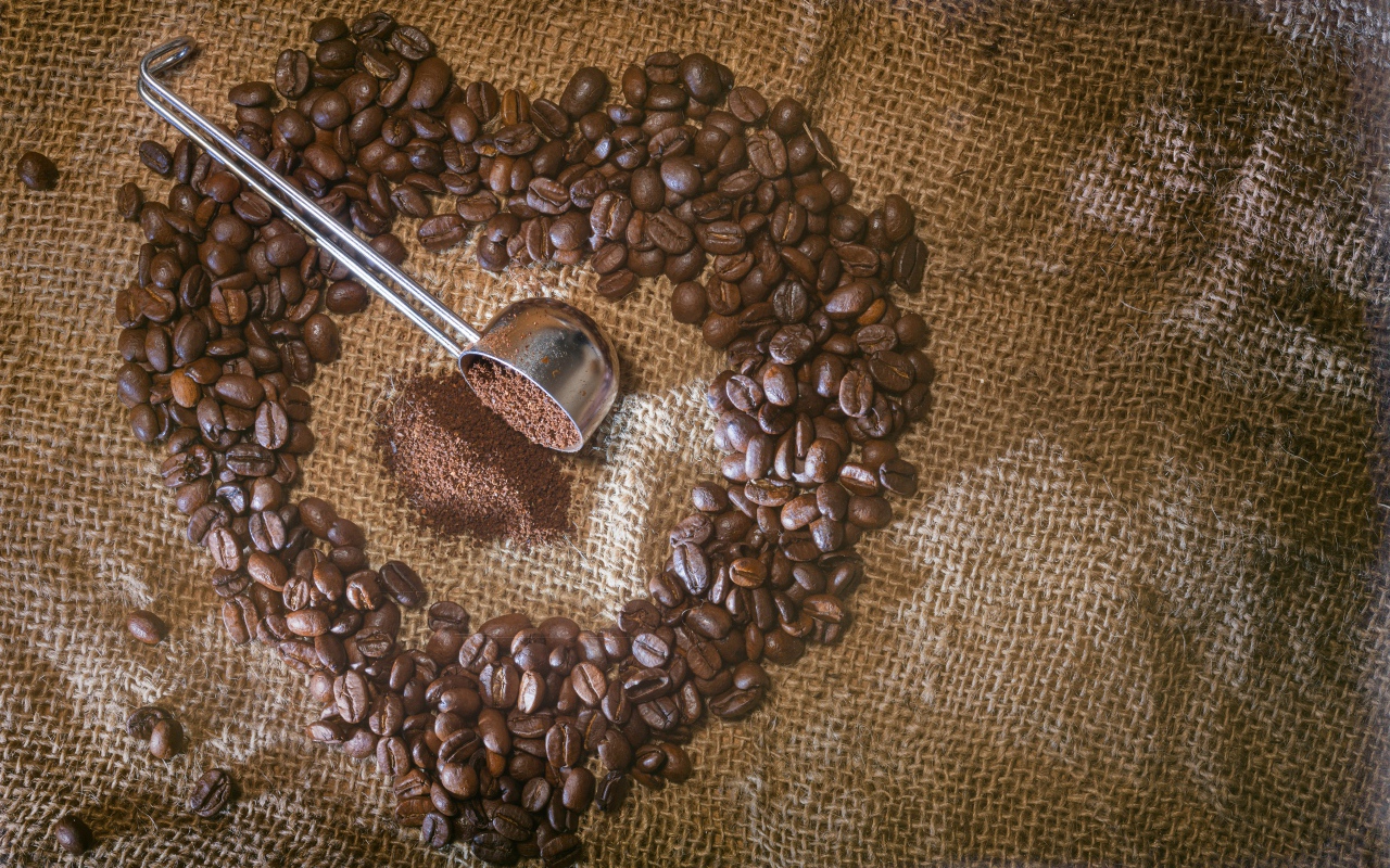 Сердце из кофейных зерен на мешке 