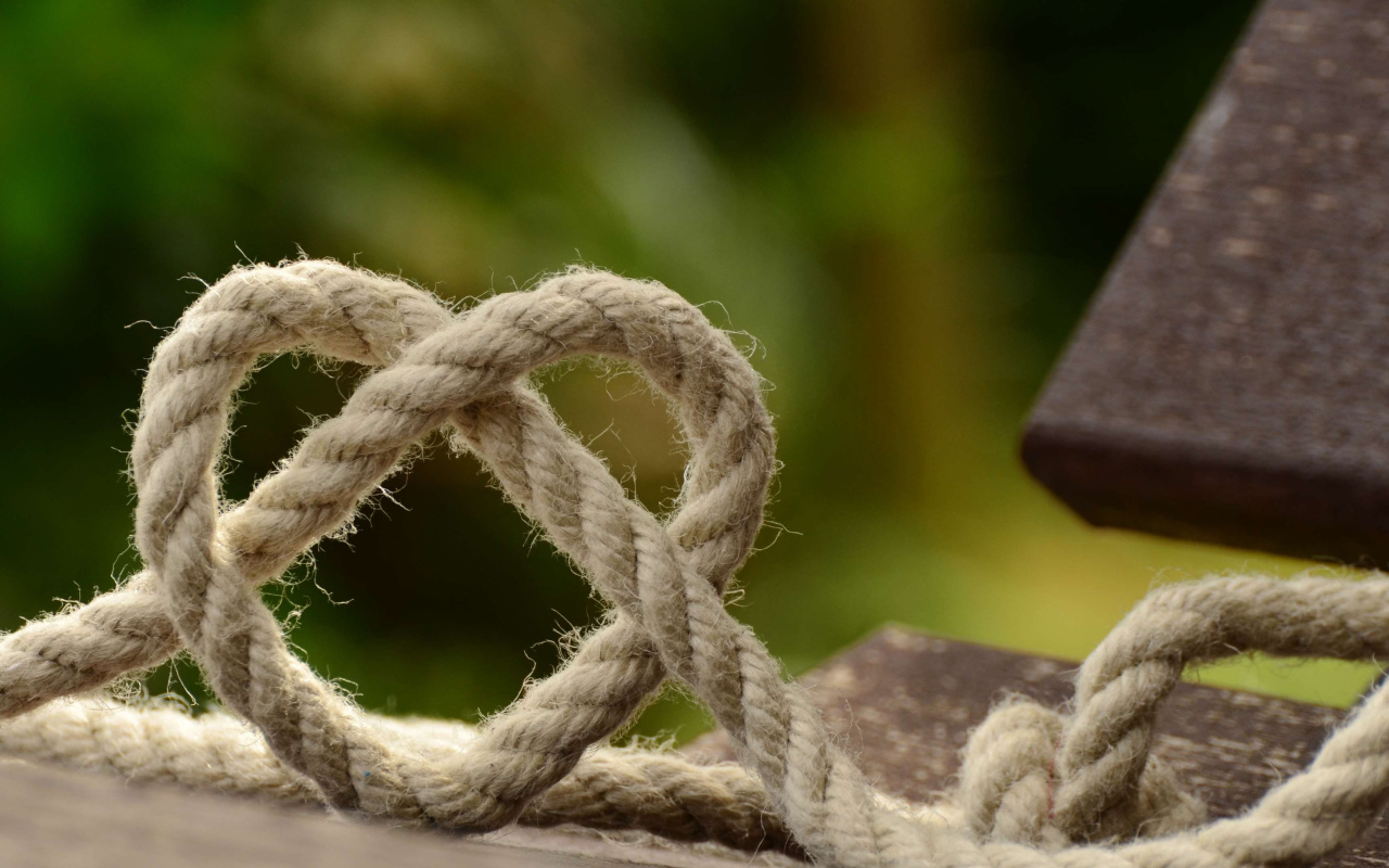 Сердце из бечевки на лавке 