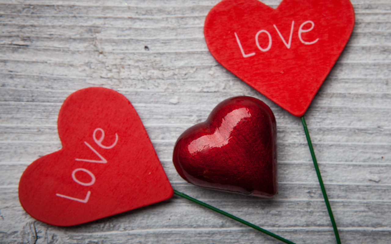 Красные сердечки на сером столе 