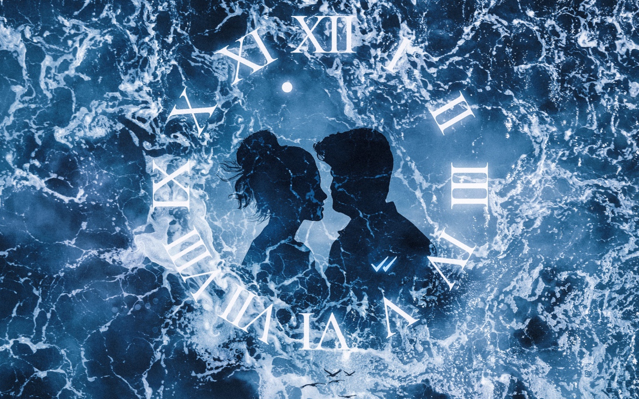 Часы с влюбленной парой на фоне воды